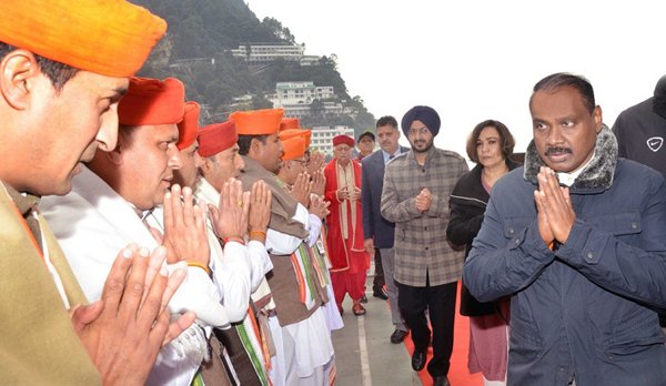 JAMMU, NOV 26 (UNI):- Jammu and Kashmir Lieutenant Governo, Girish Chandra Murmu is being greeted by Pujaris on his arrival at Shri Mata Vaishno Devi Shrine on Tuesday.UNI PHOTO-103U