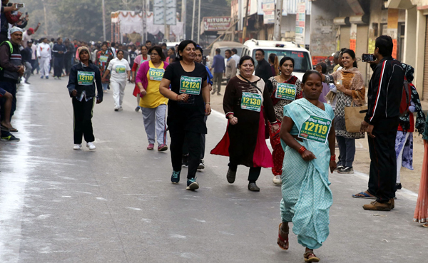 PRAYAGRAJ, NOV 19 (UNI)- People participanting in a marathon on the occesion of birth anniversary of former Prime minister of Indira Gandhi in Prayagraj on Tuesday. UNI PHOTO-5U