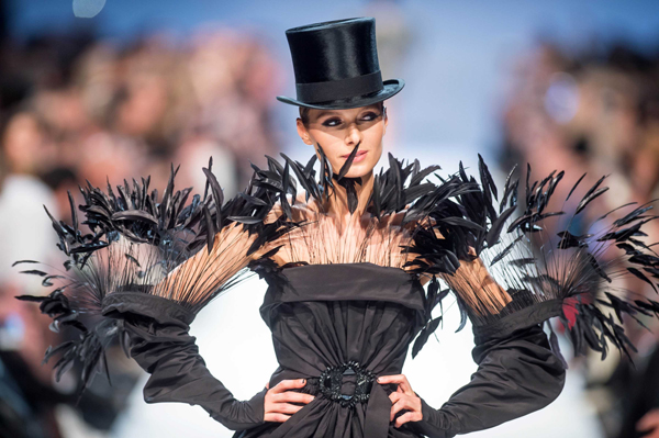 VILNIUS, Nov. 21 (Xinhua) -- A model presents a creation by Lithuanian designer Juozas Statkevicius during the 2020 Spring/Summer Collection fashion show in Vilnius, Lithuania, Nov. 20, 2019. Xinhua/UNI PHOTO-10F