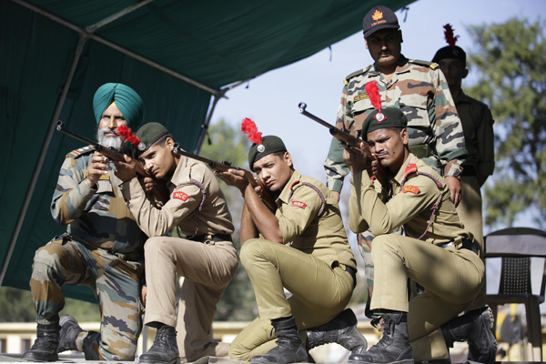 JAMMU, NOV 6 (UNI):- NCC cadets being trained during the camp at Nagrota in Jammu on Wedesday. UNI PHOTO-1U