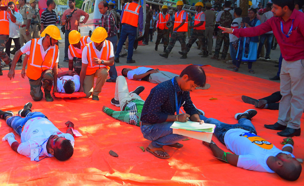 AGARTALA, NOV 28 (UNI):- Members of the NDRF with Fire service and local Police personnel participating at a mock drill for earthquake response preparedness in Agartala on Thursday. UNI PHOTO-60U