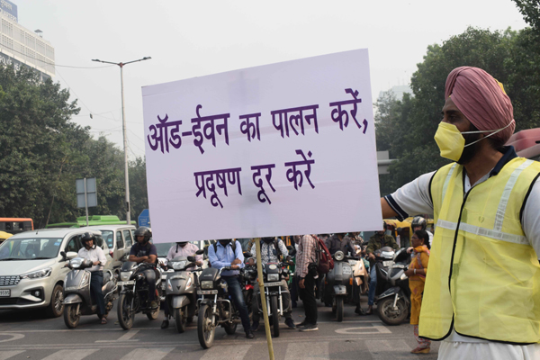 NEW DELHI, NOV 4 (UNI):- A volunteer controlling traffic on the first day of the implementation of Odd Even formula, in New Delhi on Monday. UNI PHOTO-AK3U