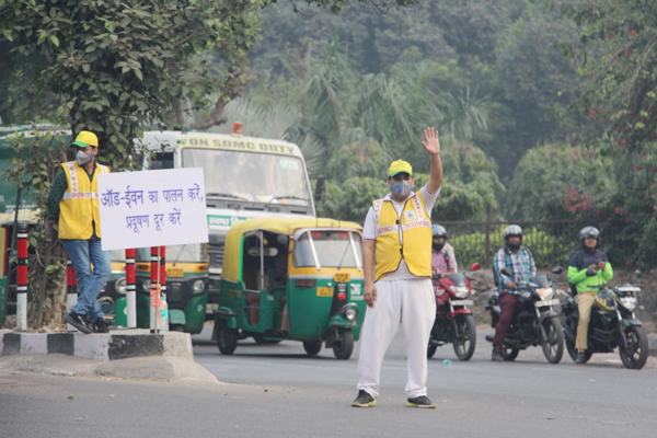 NEW DELHI, NOV 6 (UNI):-Civil defence volunteers during the odd-even traffic scheme in New Delhi on Wednesday. UNI PHOTO-JA4U