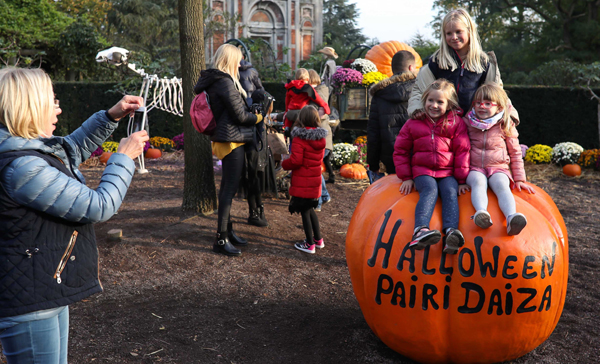 BRUGELETTE, Nov 1 (Xinhua) -- Visitors pose for photos with Halloween decorations at Pairi Daiza zoo in Brugelette, Belgium, Oct. 31, 2019. A series of activities were held at the zoo to celebrate the Halloween, attracting numbers of locals and tourists. Xinhua/UNI PHOTO-5F