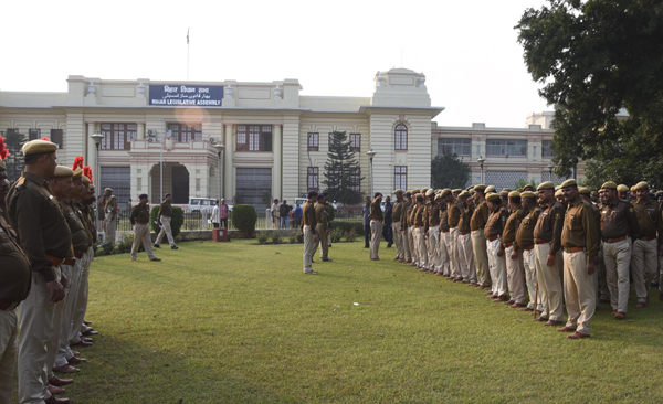 PATNA, NOV 20 (UNI):- Police personal gather in the campus of Bihar assembly ahead of the winter session, in Patna on Wednesday.UNI PHOTO-30U