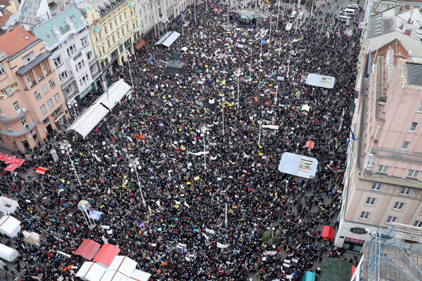 ZAGREB, Nov.26 (Xinhua) -- Protesters take part in a rally in Zagreb, Croatia, on Nov. 25, 2019. Over 20,000 Croatian teachers and their supporters gathered on Monday at the capital's main square, demanding higher salaries and better working conditions. Xinhua/ UNI PHOTO-2F