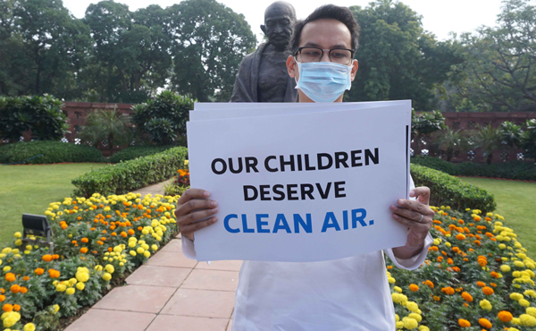 NEW DELHI, NOV 18 (UNI):- Congress MP Gaurav Gogoi holding banners during a demonstration in front of the Gandhi statue demanding for an ammendment to curb the air pollution in Delhi on the first day of the winter session, in New Delhi on Monday. UNI PHOTO-AK9U