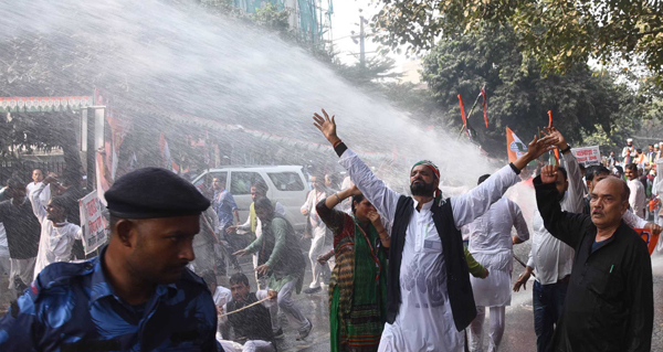 PATNA, NOV 24 (UNI):- Police use water canon to Bihar Pradesh Congress Committee (BPCC) activists during protest march in against the policies of the Nitish Kumar's government in Patna on Sunday.UNI PHOTO-28U