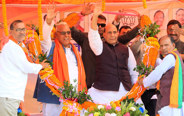 PALAMU, NOV 24 (UNI):-Union Defence Minister Rajnath Singh during an election rally for the forthcoming Assembly Election-2019 in Palamu district, Jharkhand on Sunday. UNI PHOTO-