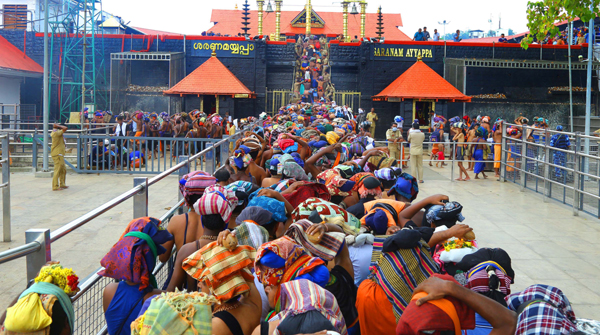 SABARIMALA, NOV 25 (UNI)- Devotees standing in queue for offering prayers, during Mandala Makaravilakku season in Sabarimala on Monday.UNI PHOTO-47U