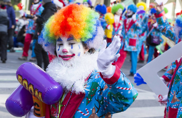 TORONTO, Nov. 18 (Xinhua) -- A dressed-up clown waves to people during the 2019 Toronto Santa Claus Parade in Toronto, Canada, on Nov. 17, 2019. Featuring 34 themed floats and 20 marching bands, the annual parade was held here on Sunday. Xinhua/UNI PHOTO-5F