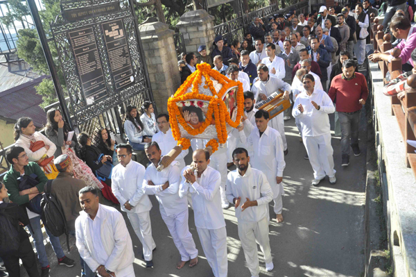 SHIMLA, NOV 18 (UNI)- Devotees participating in Sobha Yatra on the occasion of birth anniversary of Sathya Sai Baba at Shimla on Monday. UNI PHOTO-71U