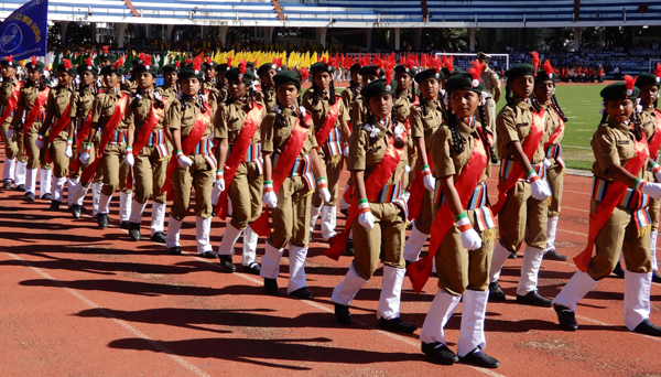 BENGALURU, NOV 01 (UNI) :- School students participating in the colurfull march past during the inauguration 64th Kannada Rajyotsava Celeberations at kanteerva Stadium in Bengaluru on Friday. UNI PHOTO SLP/7U