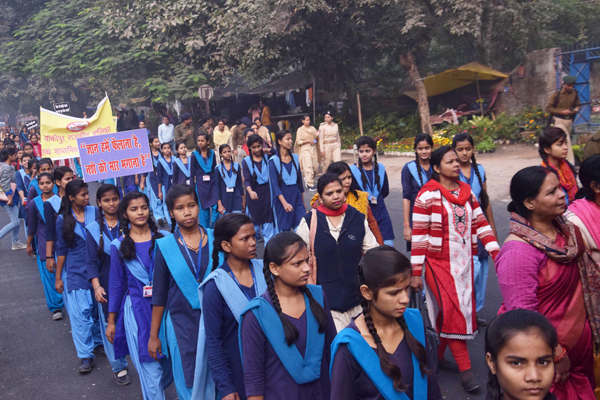 RAJGIR, NOV 26 (UNI)- School children participating in a rally against alcohal on the 'Mukti Diwas', in Patna on Tuesday. UNI PHOTO-26U