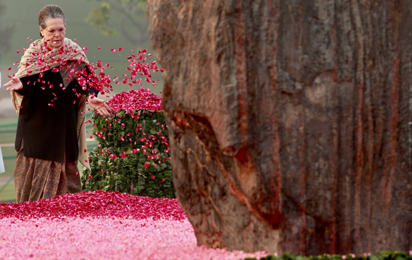 NEW DELHI, NOV 19 (UNI):-Congress President Sonia Gandhi offering floral tributes to former Prime Minister Indira Gandhi on her 102nd birth anniversary at Shakti Sthal, in New Delhi on Tuesday.UNI PHOTO-7U