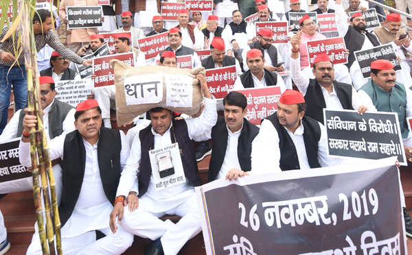 LUCKNOW, NOV 26 (UNI)- Samajwadi Party legislators staging 'Samvidhan Bachao' dharna at Uttar Pradesh assembly premises in Lucknow on Tuesday.UNI PHOTO-22u