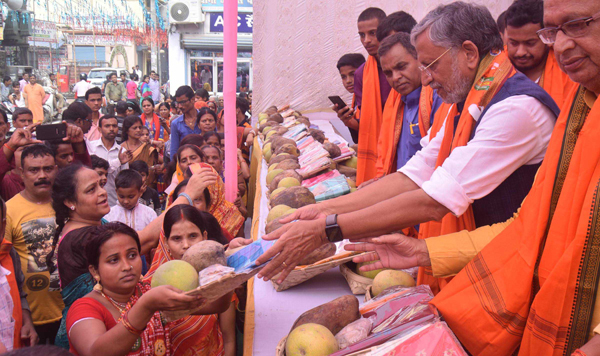 PATNA, NOV 1 (UNI):- Bihar Deputy CM Sushil Kumar Modi distributing fruits among Chhath devotees in Patna on Friday.UNI PHOTO-20U