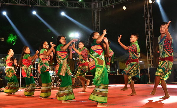 JAMSHEDPUR, NOV 20 (UNI):- Tribal artists from across the country and abroad participating at the 5days long 6th Edition of Samvaad. A Tribal Conclave organized by TATA Steel, at Jamshedpur, in Jharkhand on Wednesday.UNI PHOTO-7U