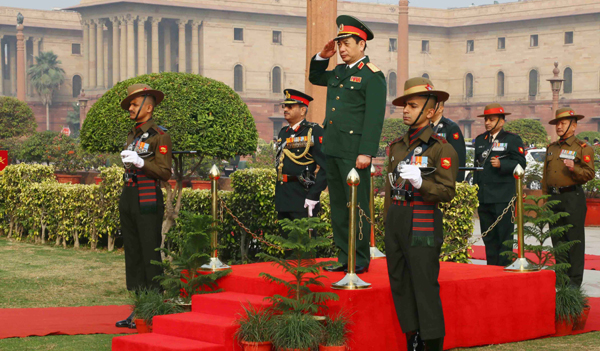 NEW DELHI, NOV 25 (UNI):- Chief of General Staff, Vietnam Peoples Army and Deputy Minister of National Defence Sr Lt Gen Phan Van Giang inspecting Guard of Honour on the lawns of South Block, in New Delhi on Monday. UNI PHOTO- 40U