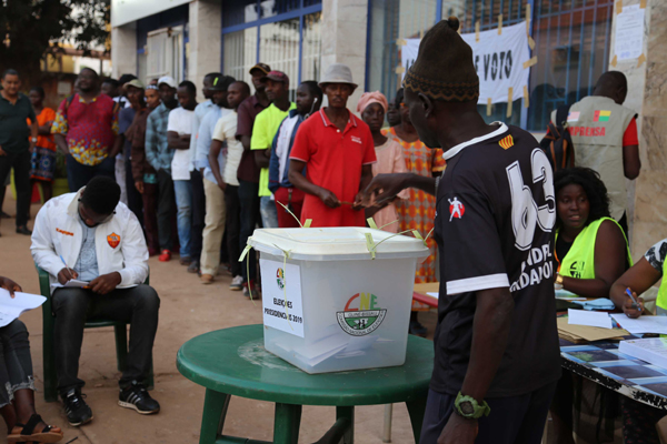 BISSAU, Nov. 24 (Xinhua) -- A voter casts his ballot at a polling station in Bissau, capital of Guinea-Bissau, on Nov. 24, 2019. Guinea-Bissau's presidential election kicked off Sunday with 12 candidates competing to become the west African country's president for the next five years. Xinhua/UNI PHOTO-8F