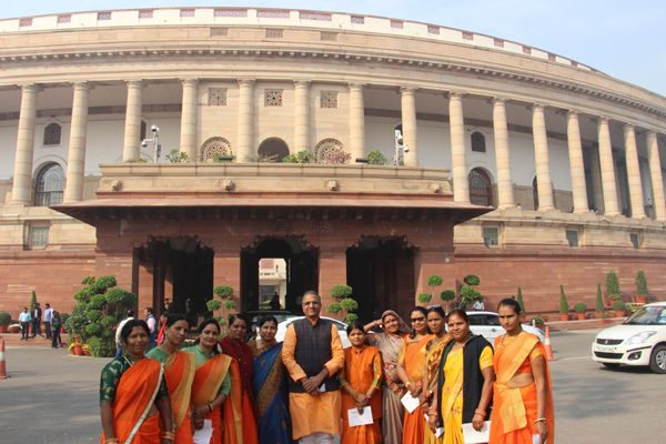 NEW DELHI, NOV 20 (UNI):-Women visitors at Parliament House to witness the session of the parliament , in New Delhi on Wednesday. UNI PHOTO-JA14U