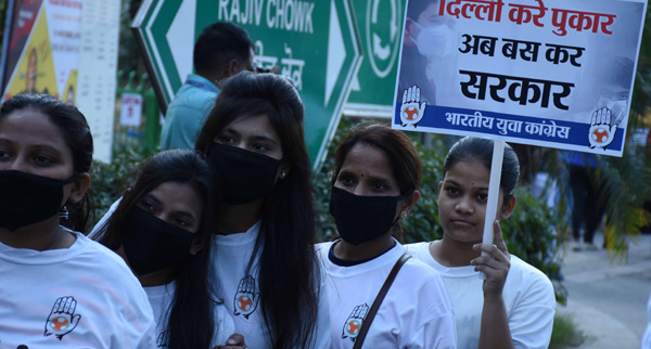 NEW DELHI, NOV 6 (UNI):- Indian Youth Congress (IYC) members wearing masks during a symbolic protest to convey the message 'Behtar Kal, Behtar Bhavishya' over the growing pollution level, at Rajiv Chowk, in New Delhi on Wednesday. UNI PHOTO-DK7U