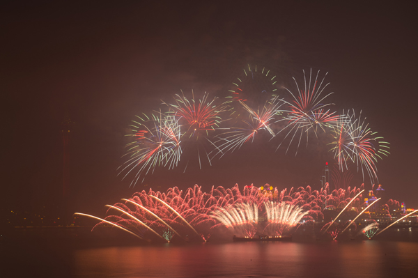 (191222) -- MACAO, Dec. 22, 2019 (Xinhua) -- Fireworks explode over the sky in south China's Macao, Dec. 22, 2019. Macao and its neighboring city Zhuhai jointly held a firework show to celebrate the 20th anniversary of Macao's return to the motherland on Sunday. (Xinhua/Cheong Kam Ka)