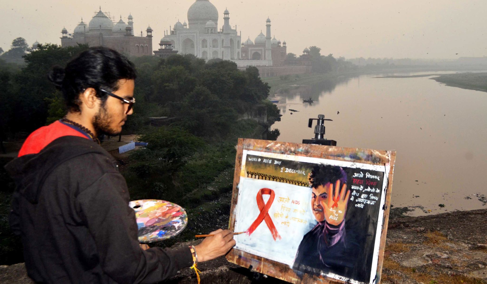 AGRA, NOV 30 (UNI):- A painter on AIDS Day giving message through painting to bring awareness in Saturday. UNI PHOTO-113U