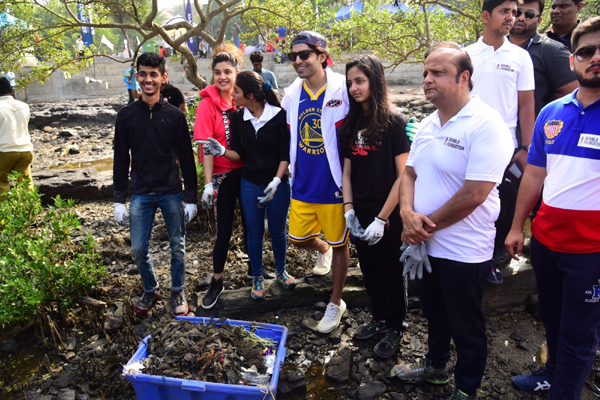 Mumbai: Actor Gurmeet Choudhary participates in Carter Road Beach Clean Up Drive, in Mumbai on Dec 28, 2019. (Photo: IANS)