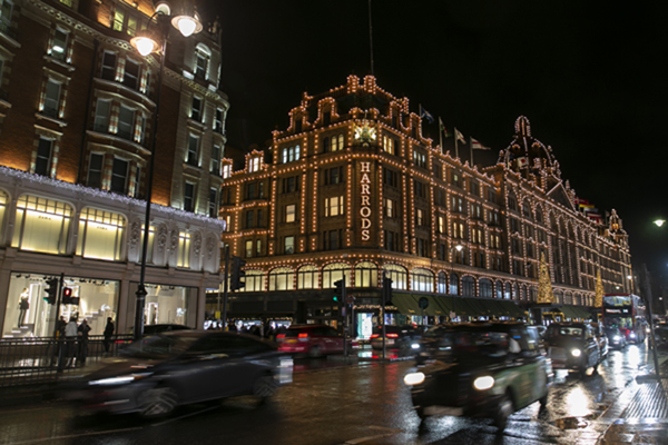 (191219) -- LONDON, Dec. 19, 2019 (Xinhua) -- Vehicles pass by Harrods at Knightsbridge in London, Britain on Dec. 18, 2019. (Xinhua/Han Yan)