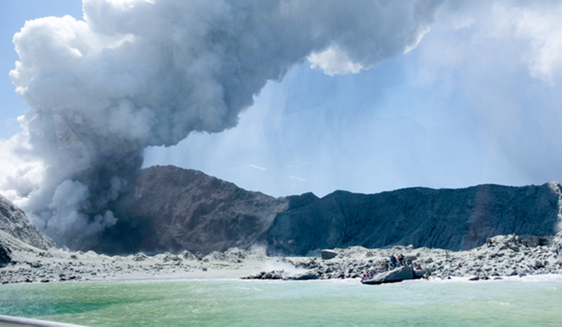 (191209) -- WHITE ISLAND (NEW ZEALAND), Dec. 10, 2019 (Xinhua) -- Photo taken on Dec. 9, 2019 shows the heavy smoke from volcanic eruption at New Zealand's White Island. Five people were confirmed dead in a volcanic eruption in New Zealand's White Island in the Eastern Bay of Plenty of the North Island on Monday, with more casualties likely, the police said. (Photo provided by Michael Schade/Handout via Xinhua)