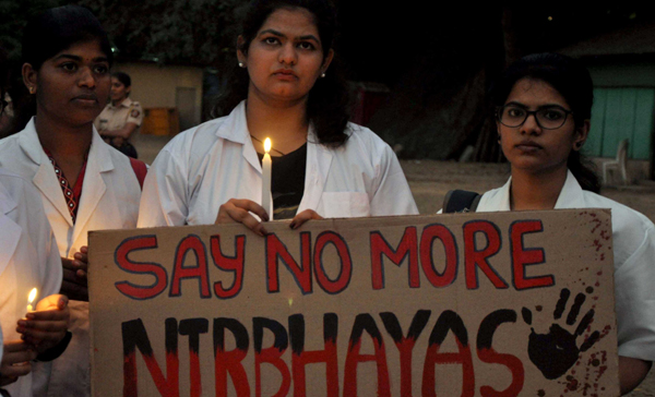 MUMBAI, DEC 3 (UNI) - The students of Bombay Veterinary college Parel held a candle light vigil in the memory of late Dr.Priyanka Reddy at Azad maidan CST, Mumbai on tuesday. UNI PHOTO-89U