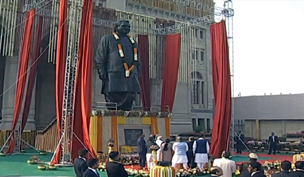 Lucknow: Prime Minister Narendra Modi unveils Atal Bihari Vajpayee's bronze statue on his birth anniversary outside the Lok Bhawan in Lucknow, on Dec 25, 2019. (Photo: IANS)