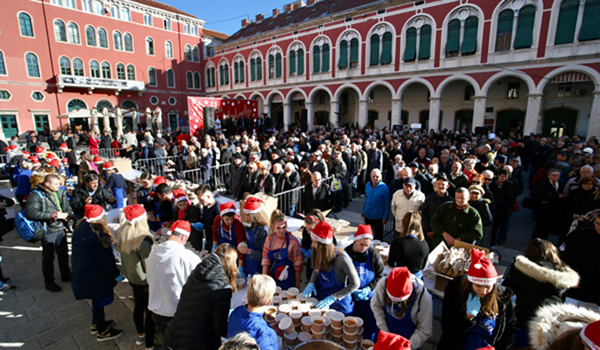 (191225) -- ZAGREB, Dec. 25, 2019 (Xinhua) -- People wait to enjoy free serving of cod fish stew, a traditional Christmas Eve specialty made of dried cod fish and potatoes, at Ban Josip Jelacic Square in the city center of Zagreb, Croatia, Dec. 24, 2019. (Ivo Cagalj/Pixsell via Xinhua)