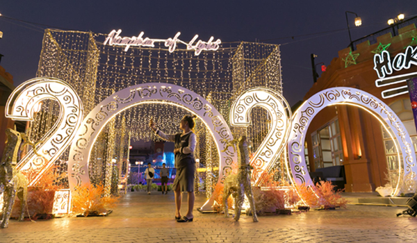 (191224) -- VIENTIANE, Dec. 24, 2019 (Xinhua) -- Festive decorations for the holiday season are lit up in Vientiane, Laos, Dec. 23, 2019. (Photo by Kaikeo Saiyasane/Xinhua)