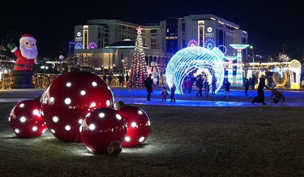 TASHKENT, Dec. 25, 2019 (Xinhua) -- Downtown area is decorated with festive lights in Tashkent, capital of Uzbekistan, on Dec. 24, 2019. Festive lights illuminated the main streets of Tashkent, heralding the start of Christmas and New Year celebrations. (Photo by Zafar Khalilov/Xinhua/IANS)