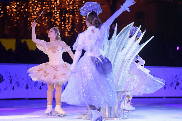 ZAGREB, Dec. 1, 2019 (Xinhua) -- Members of an ice skating club perform "Nutcracker" at the opening ceremony of an ice park at Tomislav Square in Zagreb, Croatia, on Nov. 30, 2019. Celebrations of the Advent kicked off here on Saturday. Xinhua/UNI PHOTO-
