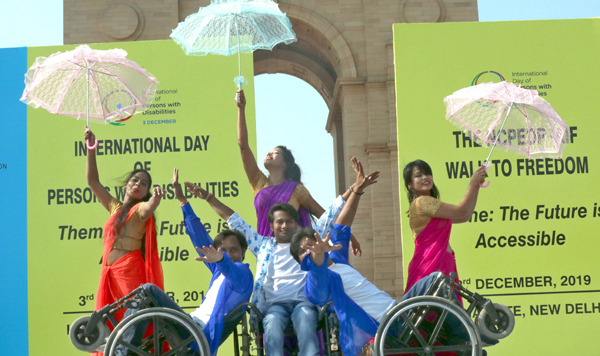 NEW DELHI, DEC 3 (UNI):-Differently abled persons performing a dance drama on the occasion of Internationl Day of Persons with Disabilities at India Gate, in New Delhi on Tuesday. UNI PHOTO-AK21U