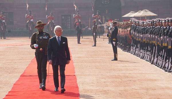 NEW DELHI, DEC 2 (UNI):- King Carl XVI Gustaf of Sweden inspecting a guard of honour during ceremonial reception at Rashtrapati Bhavan, in New Delhi on Monday. UNI PHOTO-AK3U