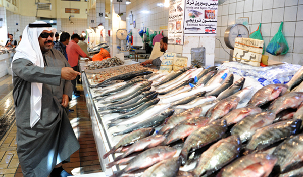 (191224) -- KUWAIT CITY, Dec. 24, 2019 (Xinhua) -- People buy fishes at a fish market in Kuwait City, Kuwait, Dec. 23, 2019. (Photo by Ghazy Qaffaf/Xinhua)