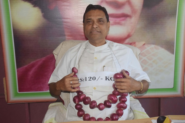 AGARTALA,DEC 4 (UNI):-Veteran Congress leader Gopal Roy addressing a press confernce about rising onion price Rs 120 per Kg in Agartala on Wednesday.UNI PHOTO-79U