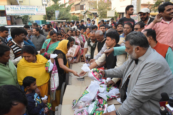 PATNA, DEC 5 (UNI):- Jan Adhikar Party Chief Pappu Yadav selling onions at the rate of Rs. 35 per kg to people outside Bihar Deputy CM Sushil Kumar Modi's Rajendra Nagar residence during  protest against hoarding and inflation, in Patna on Thursday.UNI PHOTO-51U