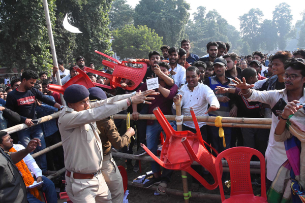 PATNA, DEC 5 (UNI):- Police stopping to Students of Patna University during clash on presidential debate ahead of university election, in Patna on Thursday.UNI PHOTO-50U