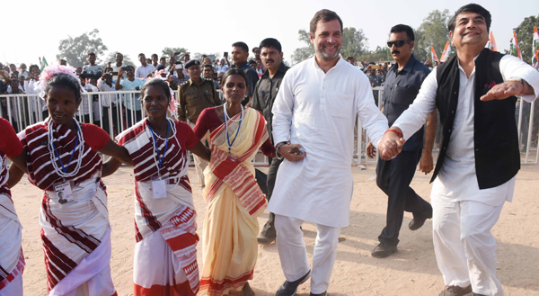 SIMDEGA, DEC 2 (UNI) - Congress Leader Rahul Gandhi dancing with tribal youths at an election campaign rally in favour of Congress Candidate Bhushan Bara (Simdega) and Vikshal Kongari (Kolebira) at Simdega, Jharkhand on Monday. UNI PHOTO-70U