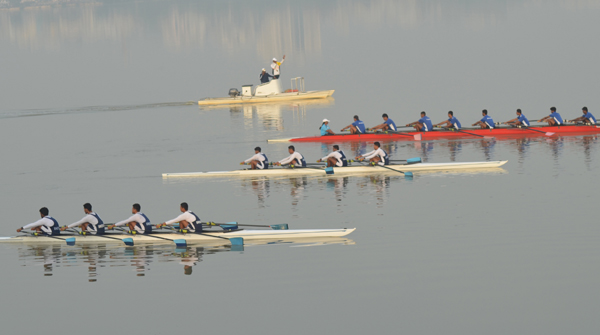 Hyderabad Dec1 (UNI) All India Women and Men Crew of Rowing Participant for awareness of Rowing, during 38th National Rowing championship at Hussain Sagar lake in Hyderabad on Sunday. UNI PHOTO-RAO21U