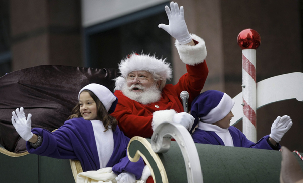 VANCOUVER, DEC .2, 2019 (Xinhua) -- A man dressed as Santa Claus waves to the crowd during the Santa Claus Parade in Vancouver, Canada, on Dec. 1, 2019. An annual Santa Claus Parade was held in Vancouver on Sunday, attracting about 300,000 spectators. Xinhua/UNI PHOTO-3F