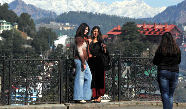 SHIMLA, DEC 4 (UNI):- Tourists enjoying pleasant weather in Shimla on Wednesday. UNI PHOTO-65U