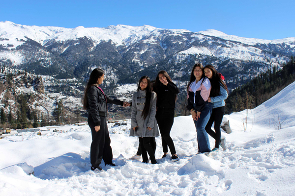 KULLU, DEC 1 (UNI):- Tourist enjoying fresh snow in Solang Valley at Manali in Kullu on Sunday. UNI PHOTO-26U