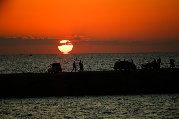 (191122) -- GAZA, Nov. 22, 2019 (Xinhua) -- People are seen on the beach at sunset in the northern Gaza Strip town of Beit Lahiya, Nov. 22, 2019. (Photo by Rizek Abdeljawad/Xinhua)