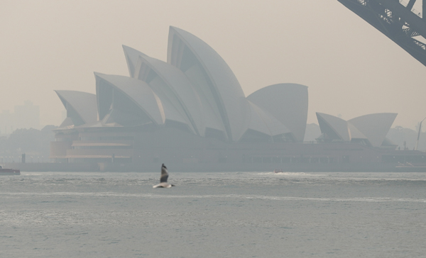 SYDNEY, Dec. 19, 2019 (Xinhua) -- Photo taken on Dec. 19, 2019 shows the smoke-shrouded Opera House in Sydney, Australia. Sydney's normally picturesque skyline was once again blanketed by thick smoke on Thursday. (Xinhua/Bai Xuefei/IANS)